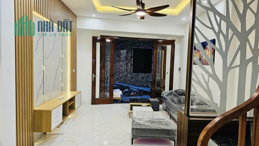 Bán nhà Lô góc ở Giáp Bát, 35m2, 5 tầng mới đẹp, lô góc cạnh Ô tô chỉ với 4 tỷ