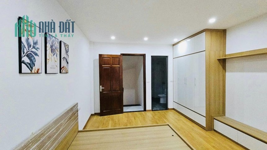 Bán nhà Lô góc ở Giáp Bát, 35m2, 5 tầng mới đẹp, lô góc cạnh Ô tô chỉ với 4 tỷ