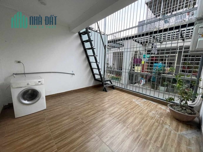 Bán nhà Văn Cao Ba Đình 33m 5T MT5m. Khu vực ít nhà đẹp bán. Gần Hồ Tây. Ở sướng. 4.4 tỷ