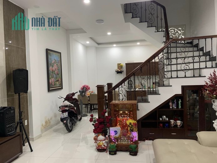 Bán Nhà 4 Tầng, Nội Thất đồ gỗ xịn sò, dân cư sầm uất nhất nhì Quận 7