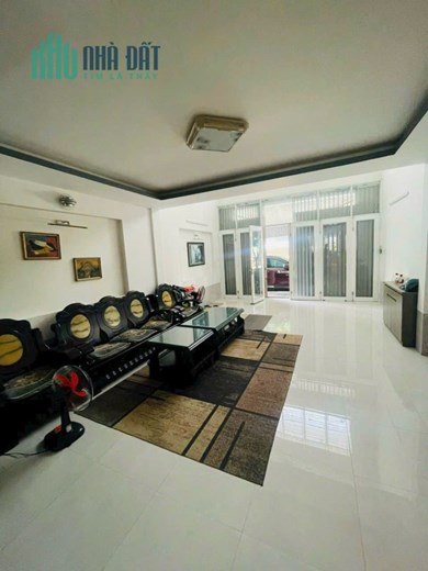 Bán nhà 3 tầng đường Đặng Thái Thân rộng 16m, Vĩnh Hoà. Cách biển chỉ ba làng chỉ 1km