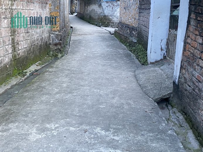 TRUNG TÂM TT CHÚC SƠN WIE HỒ 
- Diện tích 49,5m sổ đỏ chuẩn nét căng 
- cách ql6-300m ngay chợ , hồ