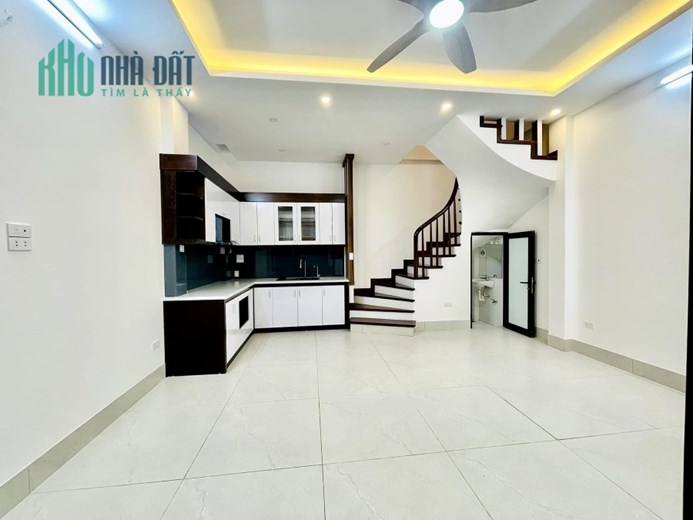 Bán lô 7 căn nhà xây mới Đội Cấn, 30m2-36m2, giá từ 5,15 tỷ - 5,65 tỷ.