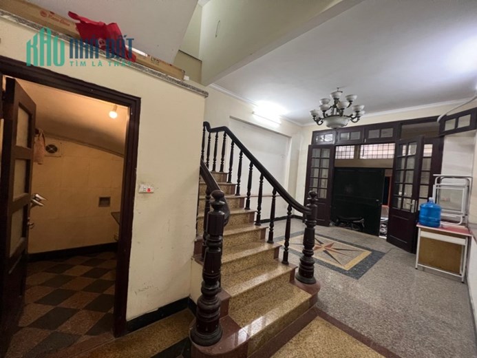 NHÀ ĐẸP PHỐ VỌNG, TIẾP GIÁP GIẢI PHÓNG. DIỆN TÍCH 61m2 x 4 tầng x mt 4.3m. NHỈNH 5 TỶ.