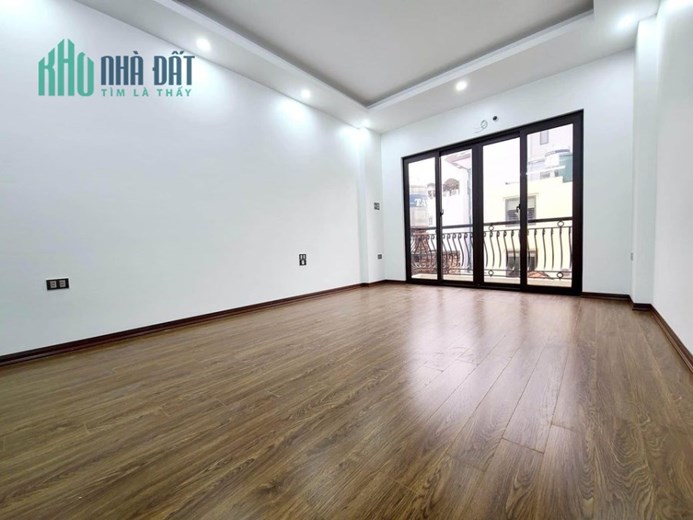 Bán Nhà Cách Đường Ngô Gia Tự 300m, Long Biên, 5T, 35m2, giá 3 tỷ