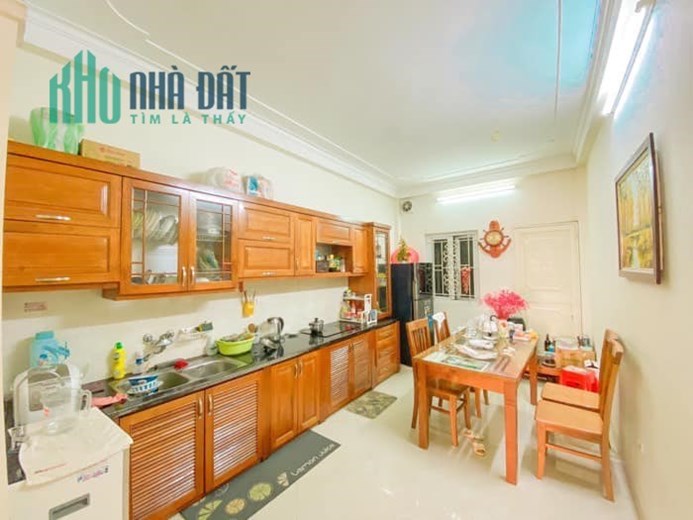 -CHÙA BỘC - PHỐ VIP - NGÕ NÔNG RỘNG - GẦN OTO - 2 THOÁNG -PHÂN LÔ,
Dt:50M-5T-7tỷ6 (Có TL)