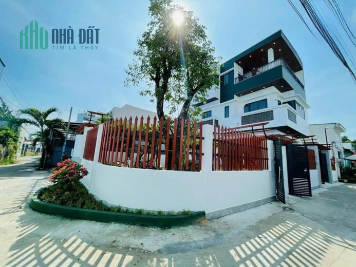 Bán Biệt Thự Sân Vườn Mới Xây, 13x21m, Gần Chợ Hóc Môn, Sổ Hoàn Công Đủ