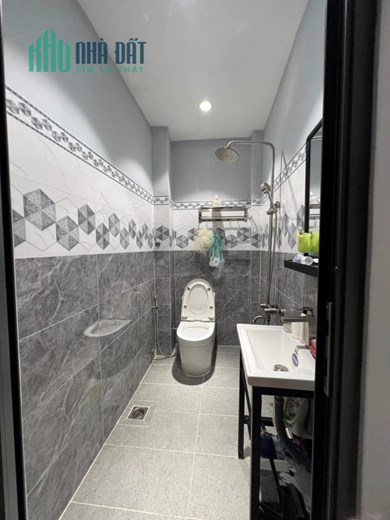 PVC - 70M2(4X17), 3 TẦNG 3PN BTCT MỚI Ở NGAY, SỔ VUÔNG, GẤP BÁN