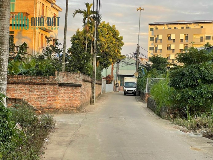 Cần bán 125m mặt 5m 
Vị trí 2 ngã ba siêu thị đức thành vào 70m . 
Ngã ba sầm uất nhiều chung cư