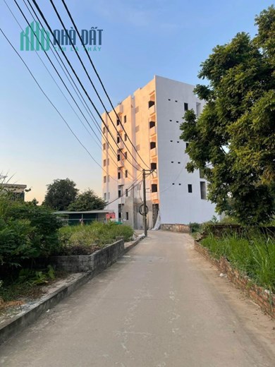 Cần bán 125m mặt 5m 
Vị trí 2 ngã ba siêu thị đức thành vào 70m . 
Ngã ba sầm uất nhiều chung cư