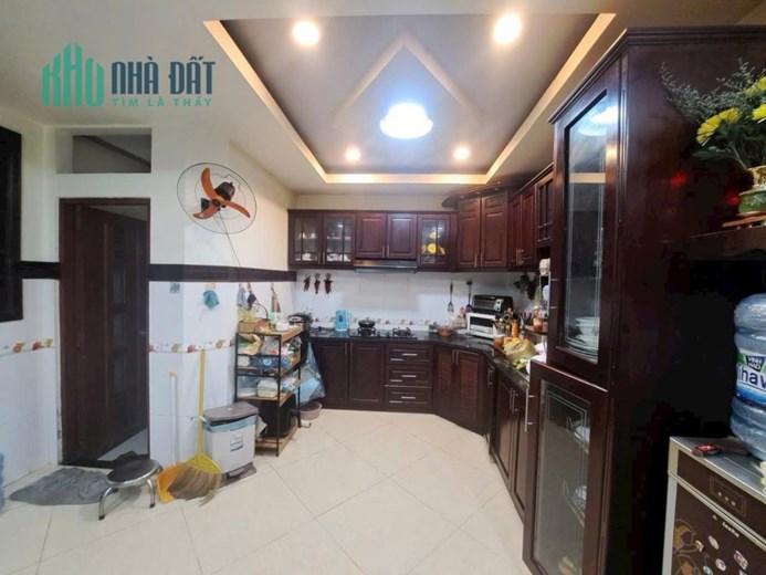 Bán nhà 3 tầng BTCT 62.3m2 TẶNG NỘI THẤT, đường Nguyễn Văn Quá, giá chỉ 4.550 tỷ