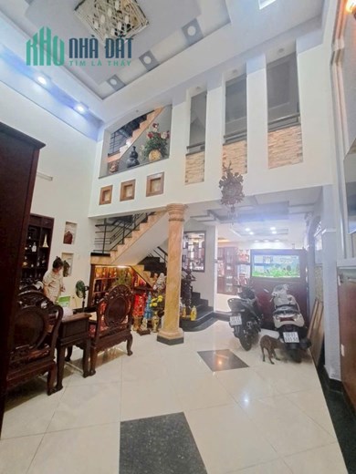 Bán nhà 3 tầng BTCT 62.3m2 TẶNG NỘI THẤT, đường Nguyễn Văn Quá, giá chỉ 4.550 tỷ