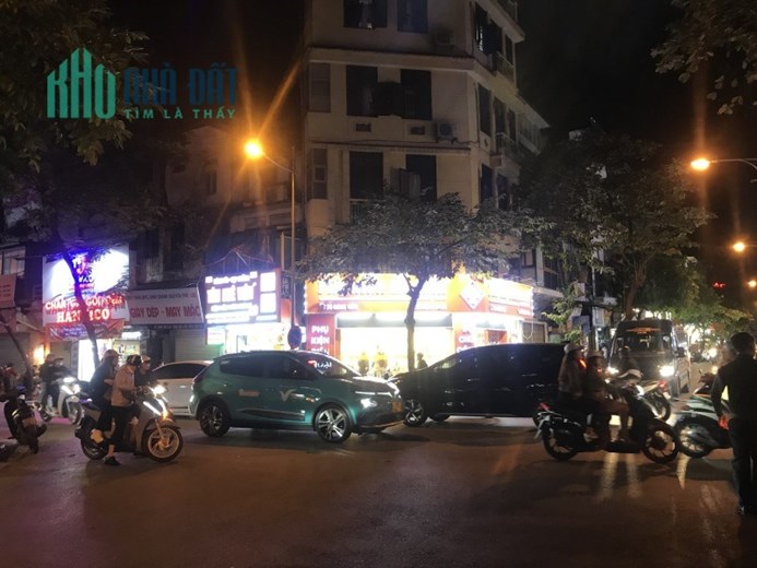 Cho Thuê Nhà Kinh doanh mặt phố Hàng Điếu, Hoàn Kiếm