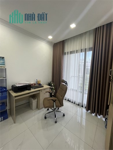 bán gấp nhà đẹp khu dân cư cao cấp, nhà đã hoàn thiện bàn giao liền.