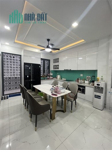 bán gấp nhà đẹp KDC cao cấp, tiện ích xung quanh đầy đủ, thiết kế 1 trệt 2 lầu, sẵn nội thất