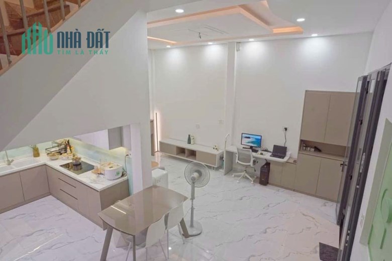 CHỦ NHIỆT BÁN GIẢM 200TR. GIÁ CHÀO MỚI 4 TỶ.
HÀNG HIẾM - MỘT BƯỚC RA ĐƯỜNG LỚN - BTCT CHỈ NHỈNH 4