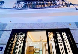 BÁN NHÀ GẦN CẠNH ROYACITY NGÃ TƯ SỞ 5 TẦNG DT:30M2 SỔ ĐỎ T2:35M2 3 PHÒNG NGỦ MT:3.8M GIÁ:4.35 TỶ