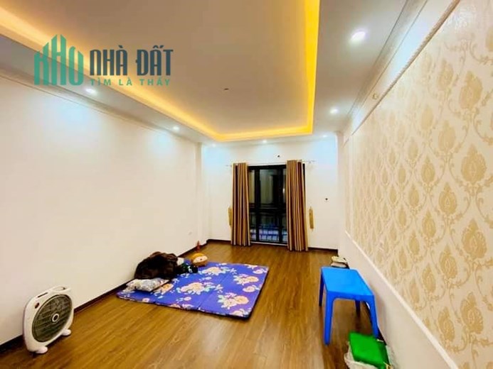 BÁN NHÀ GẦN CẠNH ROYACITY NGÃ TƯ SỞ 5 TẦNG DT:30M2 SỔ ĐỎ T2:35M2 3 PHÒNG NGỦ MT:3.8M GIÁ:4.35 TỶ