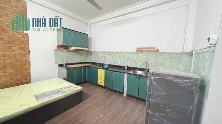 Mặt tiền KD Trần Quốc Hoàn, có phòng ngủ, 10 triệu/th
