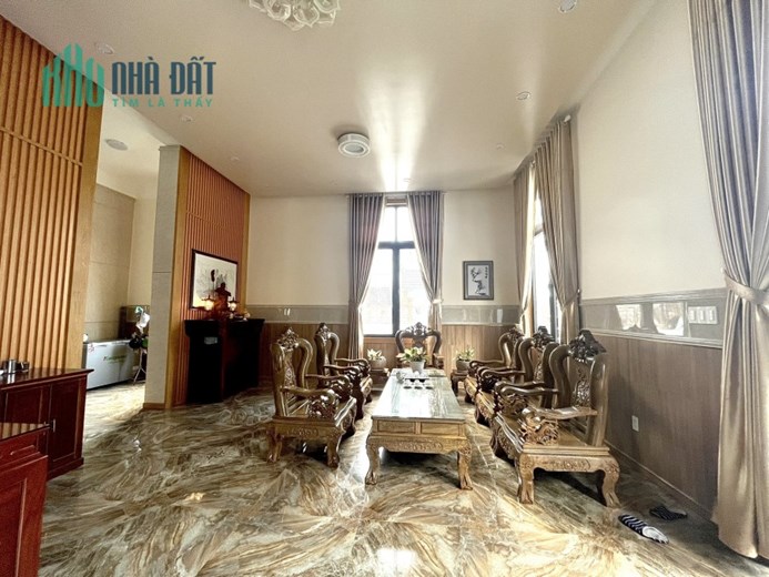 Bán nhanh nhà mới full nội thất 11PN mặt tiền chính giá chỉ 35 tỷ Đà Lạt Lâm Đồng