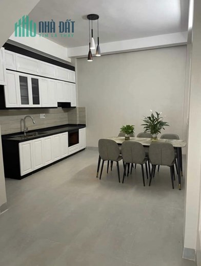 Bán nhà Hoàng Quốc Việt , 5 tầng, 4 phòng ngủ, full nội thất, cách phố 30m, gần chỗ để oto, giá 5 tỷ