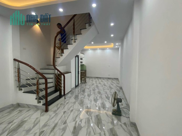 Cho thuê nhà ngõ 89 Lạc Long Quân- 10m ott- nhà mới koong- 5 tầng- 4 ngủ- chỉ 15tr.