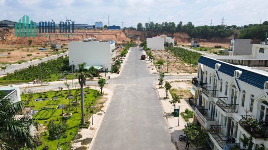 1 trệt 2 lầu 3PN/4WC trả góp 35 năm có ngân hàng cho vay 70% mặt tiền nhà 20m