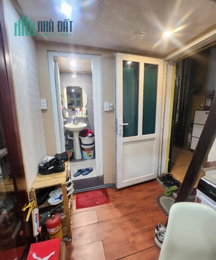 Tập thể Ngã 4 Sở, Nguyễn Trãi 42m2, Tầng 2, bếp wc khép kín, ô tô đỗ dưới, 1.55 tỷ