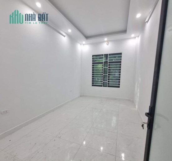 NHỈNH 2 tỷ nhà chia lô ô tô tránh phố Chiến Thắng gần hồ Văn Quán 36m2x4T. LH 0989.62.6116