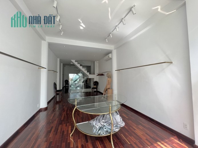 Chính chủ cho thuê nhà đẹp ngay trung tâm Quận 1 .