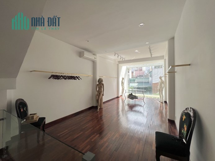 Chính chủ cho thuê nhà đẹp ngay trung tâm Quận 1 .
