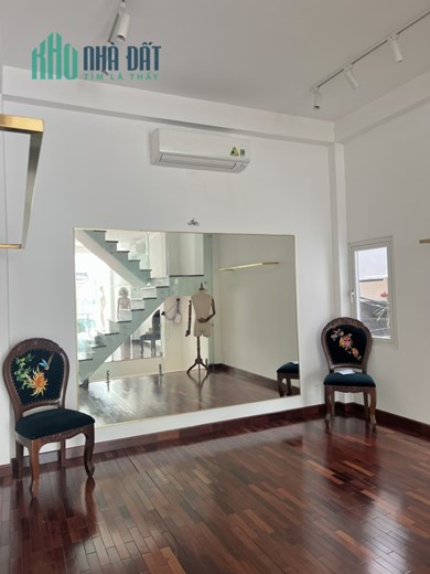 Chính chủ cho thuê nhà đẹp ngay trung tâm Quận 1 .