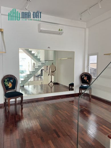 Chính chủ cho thuê nhà đẹp ngay trung tâm Quận 1 .