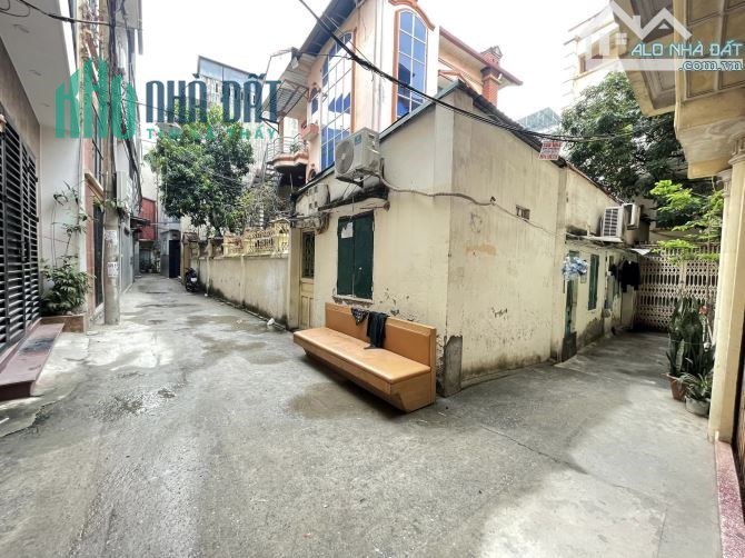 Bán nhà Lô góc Lê Đình Lý, gần phố, ô tô, 70m2, mặt tiền 5.5m, nhỉnh 2 tỷ