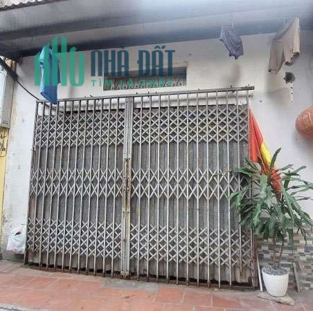 Rẻ, với 2 tỷ 8 có nhà oto vào rộng tại Nguyễn Sơn, Bồ Đề, diện tích 31m, ở thoáng.