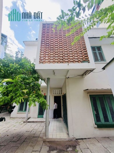 Chính chủ cần bán biệt thự sân vườn 153m2 đường Trần Huy Liệu ,p15, Phú Nhuận, giá sốc 