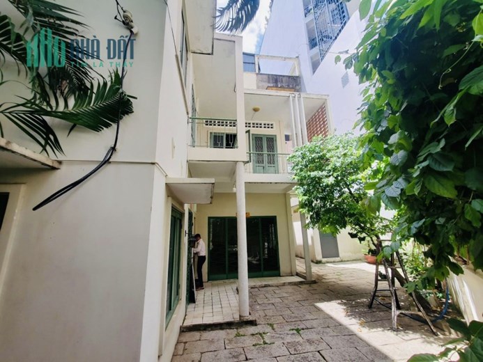 Chính chủ cần bán biệt thự sân vườn 153m2 đường Trần Huy Liệu ,p15, Phú Nhuận, giá sốc 