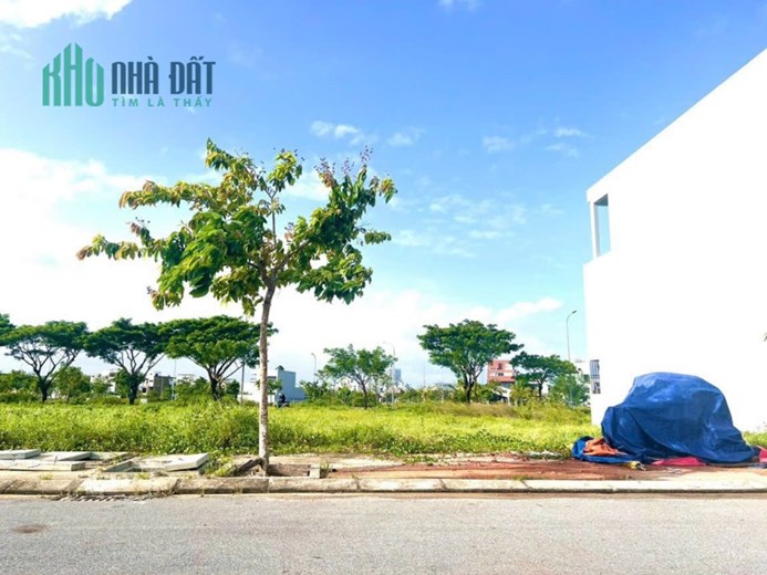Lô đất kẹp vệt cây xanh FPT City Đà nẵng