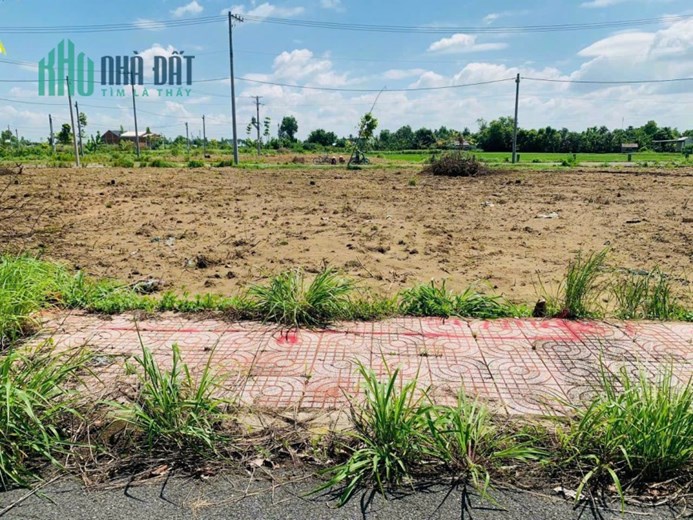 Bán 85.5m2 đất vị trí cực đẹp tại Cần Đước SHR 820tr. Lh:0907117487