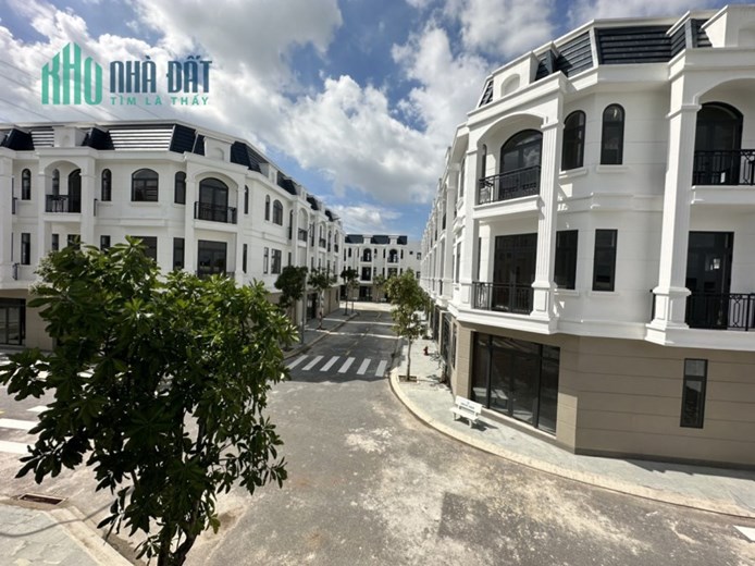 Bán nhà phố mặt tiền Bình Chuẩn, đối diện chợ Bình Phước, Sổ hồng sẵn