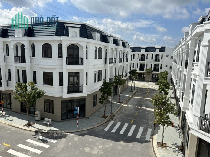 Bán nhà phố mặt tiền Bình Chuẩn, đối diện chợ Bình Phước, Sổ hồng sẵn