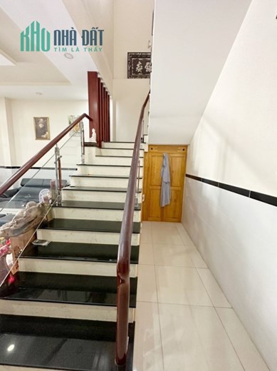 Bán nhà MẶT TIỀN Lã Xuân Oai - Quận 9 136m2 chỉ hơn 8 TỶ