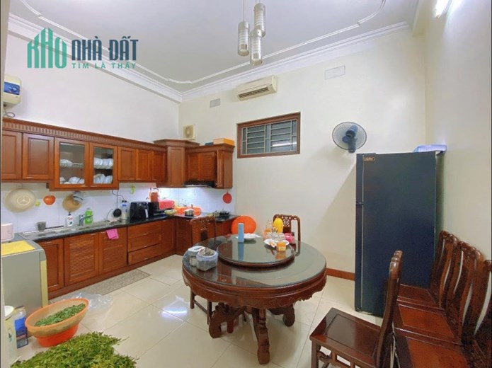 Bán nhà Hoàng quốc việt, Cầu giấy, phân lô, ô tô đỗ ngày đêm, 61m2, Giá siêu rẻ.