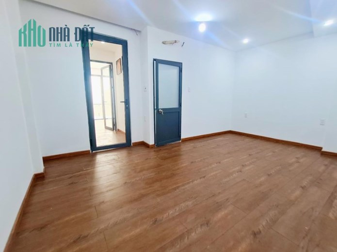 bán nhà Lạc Long Quân - 80m2 - chỉ 5 tỷ - nội thất cao cấp