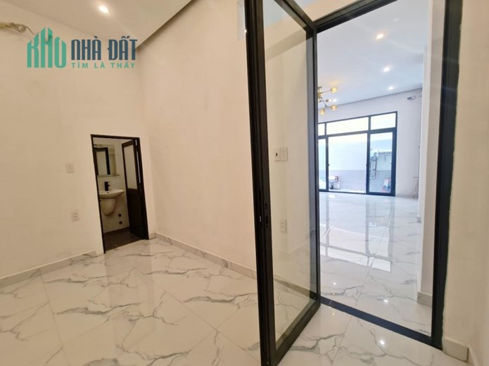 bán nhà Lạc Long Quân - 80m2 - chỉ 5 tỷ - nội thất cao cấp