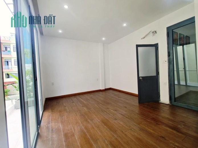 bán nhà Lạc Long Quân - 80m2 - chỉ 5 tỷ - nội thất cao cấp