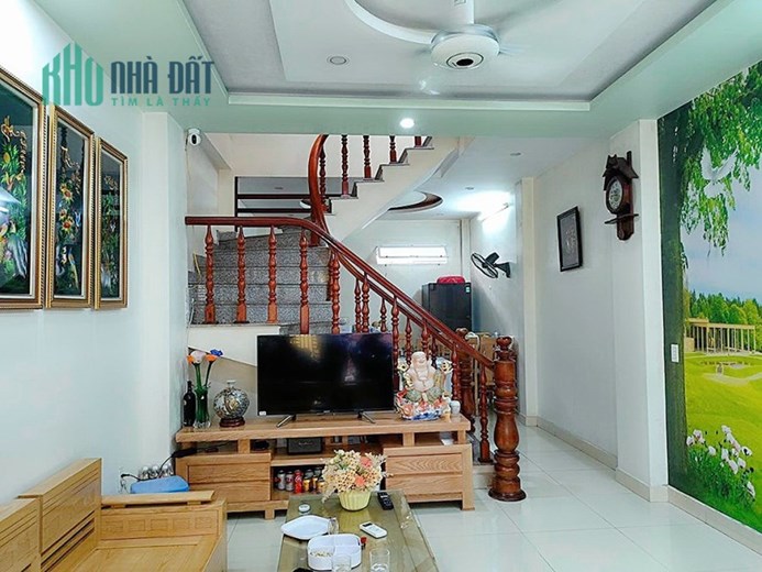 Bán nhà xây độc lập Hoàng Ngọc Phách 43m 3 tầng GIÁ 2.48 tỉ ngõ nông