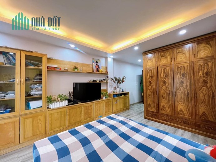 Bán nhà mặt ngõ phố Cát Linh, sát ô tô, nhà đẹp, dân xây, 75m, 5PN,  8 tỷ 2