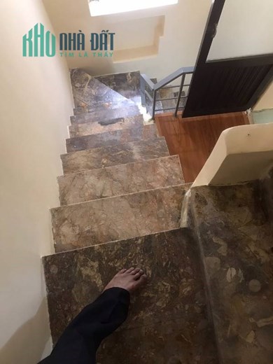 Chính chủ bán gấp nhà ngõ 470 Đường Láng gí 2,8 tỷ, 22mx6 tầng, oto cách 10m.