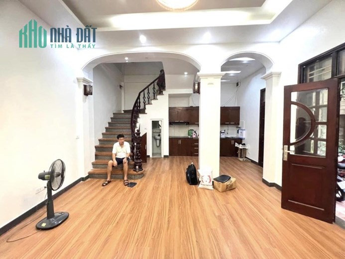 NHÀ  CẦU GIẤY - MẶT TIỀN CỰC RỘNG 7.7m2 - 20M RA OTO TRÁNH - CHỦ TỰ XÂY BTCT CỰC CHẮC CHẮN